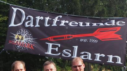 Bild: gz
Vorsitzender Martin Bauer (rechts) und Hans-Jürgen Bauer (links), Kapitän der ersten Mannschaft, begrüßen den neuen Mitspieler Thomas Zipperer aus Weiherhammer.