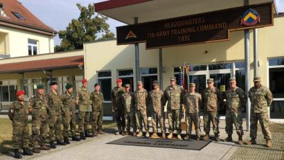 Bild: mor
Amerikanische Soldaten des 7. US-Armee-Ausbildungskommandos bekommen Schützenschnüre der Bundeswehr verliehen. Oberst Timothy Davis (Zweiter von rechts) und Hauptmann Hans Jürgen Gmeiner (Siebter von links) nehmen die Auszeichnungen vor.