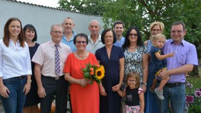 Bild: jr
Nahezu die ganze Familie war zum 80. Geburtstag von Ingeborg Röckl (vorne, Mitte) gekommen. Es gratulierten auch Bürgermeister Max Bindl (Dritter von links) und Pfarrgemeinderatssprecher Richard Härtl (Vierter von links).
