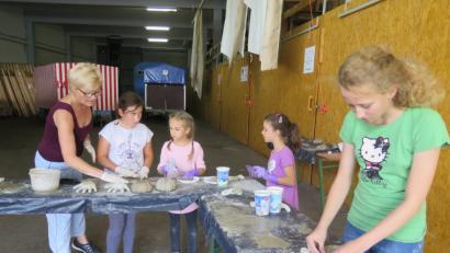 Bild: jzk
Viel Spaß haben die Mädchen beim Modellieren mit Beton in der Missionshalle.