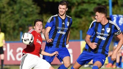 Bild: btg
Der taumelnde SV Etzenricht um Sebastian Ermer (links, Szene aus der Partie gegen den TSV Kareth-Lappersdorf) ist in Burglengenfeld zum Siegen verpflichtet.