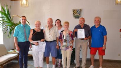 Bild: gi
Über die Jahrzehnte lange Treue der Feriengäste zur Urlaubsgemeinde Moosbach freute sich Bürgermeister Hermann Ach (links) und ehrte sie mit einem kleinen Präsent. Begleitet wurden sie von den Vermietern.