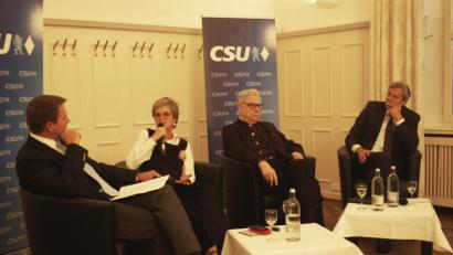 Bild: Hanna Gibbs
Moderator Armin Gugau (von links), Fürstin Gloria von Thurn und Taxis, Prälat Wilhelm Imkamp und Landtagsabgeordneter Franz Rieger sprachen über christliche Werte in der Politik.