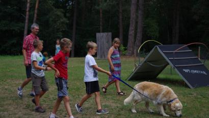 Bild: ksi
Ganz geduldig lässt sich Golden Retriever „Linus“ von den Kindern über den Platz führen.
