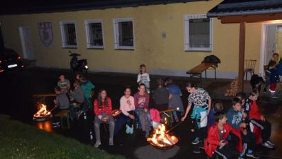 Bild: fla
Die am Lagerfeuer "selbstgebruzzelten" Bratwürste ließen sich die Kinder nach der Nachtwanderung schmecken.