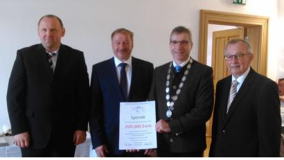Bild: ens
Die Vorsitzenden des Fördervereins, Peter Garreiss (rechts), Wolfgang Mayer und Thomas Hupfauf (von links), übergeben Bürgermeister Hermann Ach den Scheck über 250 000 Euro.