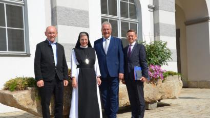 Bild: exb
Innenminister Joachim Herrmann (Zweiter von rechts) besucht Äbtissin Laetita Fech. Dabei diskutieren sie Möglichkeiten, die für die Landesgartenschau geborenen Ideen trotzdem umzusetzen. Mit dabei sind zweiter Bürgermeister Karlheinz Hoyer und Landtagsabgeordneter Tobias Reiß (von links).
