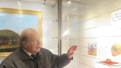 Bild: jzk
Hans Bäte lädt zu einer Führung durch das Kemnather Heimat- und Handfeuerwaffenmuseum ein.