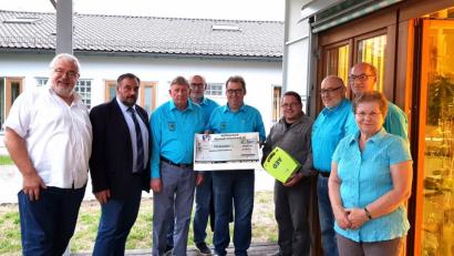 Bild: fvo
Siedlerchef Peter Schuch (Mitte) überreicht einen 500-Euro-Scheck an die Marktgemeinde zur Anmietung eines Defibrillators, der am Gesundheitszentrum installiert werden soll