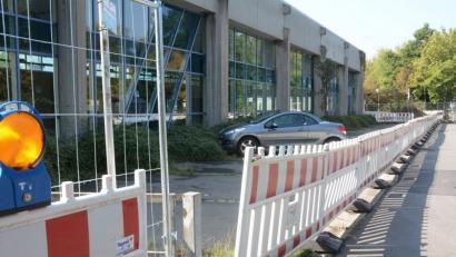 Bild: gsb
Ein letzter Wagen parkt vor der Schwimmhalle der Realschule, die Baumaßnahmen zur Generalsanierung haben begonnen.