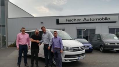 Bild: cwh
Bei der Übergabe des neuen Kleinbusses für den HC Sulzbach-Rosenberg (von links): Jugend-Koordinator Christian Weigl, Benjamin Scherzer von Fischer Automobile, Vorsitzender Christian Rohrbach sowie Sponsorbeauftragter und Kassier Marco Forster.	Bild: cwh