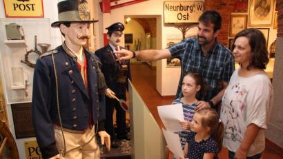 Bild: mp
Die Museums-Rallye durch das Schwarzachtaler Heimatmuseum ermöglicht Familien mit Kindern, die Ausstellung auf spielerische Weise zu entdecken. Beispielsweise werden bei der Suche nach einem speziellen Exponat die Aufmerksamkeit und Beobachtungsgabe der jungen Teilnehmer geschult.