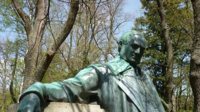 Bild: Bernhard Setzwein
Es gibt seit Jahren einen rund um Horní planá herumführenden Adalbert-Stifter-Wanderweg. Am besten beginnt man im kleinen Park oberhalb der Kirche auf dem Gutwasserberg. Dort steht eine Statue von Stifter.