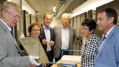 Bild: Wolfgang Steinbacher
Archivar Johannes Laschinger zeigt den Besuchern ein Amberger Rechnungsbuch aus dem Jahr 1683. Von links: Brigitte Netta (3. Bürgermeisterin), Richard Gaßner (Bezirksrat), Reinhold Strobl (Mitglied des Landtags), Inge Aures (Vizepräsidentin des Bayerischen Landtags) und Uwe Bergmann (Landtagskandidat der SPD) staunen.