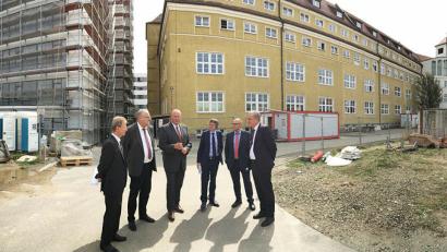 Bild: Gabi Schönberger
Auf dem freien Grundstück rechts, direkt im Anschluss an das ehemalige Augustiner-Seminar, entsteht ab 2019 die neue Klinik für Kinder- und Jugendpsychiatrie. In Augenschein nehmen es (von links): Manfred Tretter (Kliniken Nordoberpfalz AG), Bezirkstagsvizepräsident Lothar Höher, Bezirkstagspräsident Franz Löffler, Helmut Hausner (Medbo-Vorstand), Konrad Kastner (Medbo-Direktor) und Oberbürgermeister Kurt Seggewiß.