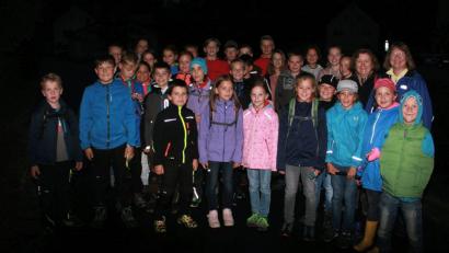 Bild: wro
Die Wanderung des Tourismusvereins unter der Leitung von Maria Bauer (Zweite von rechts) führt hinein in die Dunkelheit. 31 Buben und Mädchen gehen auf Gespenstersuche.