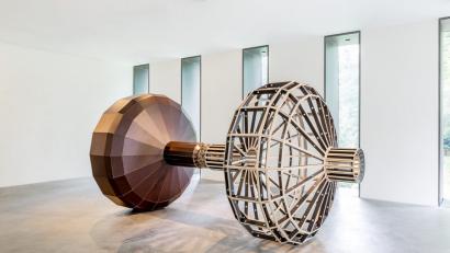 Bild:  Dejan Saric/Lothar-Fischer-Museum
In dem Werk „Urknall“ (2017, Multiplexplatte,Keramik, Glasur 220 x 220 x 480 cm), einem fast fünf Meter langen und über zwei Meter hohen Raumkörper, vereint die Bildhauerin Gegensätze wie Leichtigkeit und Schwere, Stillstand und Bewegung oder Innen- und Außenraum.