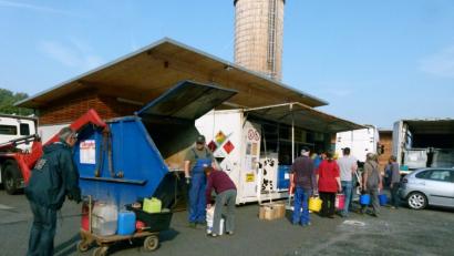 Bild: rn
Am Bauhof entledigen sich viele Eschenbacher beim Giftmobil ihres Problemmülls.
