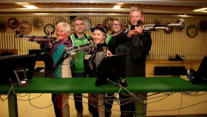 Bild: wro
Erfolgreich von den Deutschen Meisterschaften in München-Hochbrück zurückgekehrt: Die Schützen (von links) Carola Hößl, Günther Hößl, Sabrina Hößl, Michaela Grießhammer und Jürgen Wallowsky, die für „Andreas Hofer“ Fuchsmühl an den Start gingen.