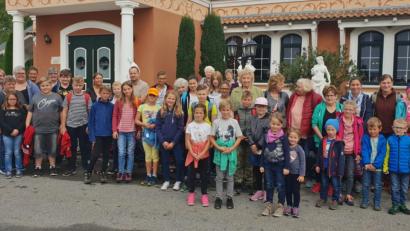 Bild: nm
Viel Spaß für kleine und große Gäste der Arbeiterwohlfahrt: Der Ortsverband mit Elfriede Stich an der Spitzehat zur Ferienfahrt nach Loifling eingeladen.