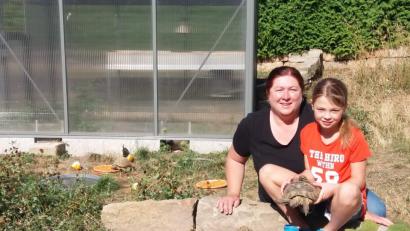 Bild: lym
Heidi und Kim Edl mit ihren Schildkröten im großräumigen Gehege.