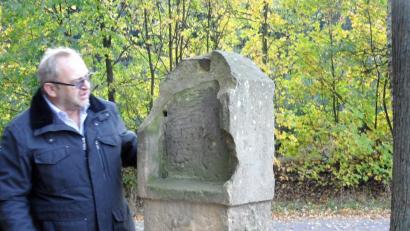 Bild: jml
Der alte Bildstock, vermutlich aus dem 16. Jahrhundert, befindet sich in einem bedauernswerten Zustand. Doch das Denkmalamt in München lehnt einen Zuschuss für die Sanierung ab. Das verärgert Bürgermeister Rudolf Götz (Bild) und die Markträte. Das Denkmal steht an einem gut frequentierten Aussichtspunkt.