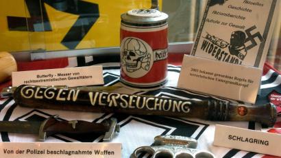 Bild: Jens Büttner/dpa
Von der Polizei sichergestellte Waffen und Symbole rechtsextremistischer Gruppen in einer Wanderausstellung in Schwerin. Das Problem rechtsradikaler Strömungen ist ein Gesamtgesellschaftliches.