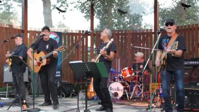 Bild: prh
"Back Beat" mit Charlie Hero, Rick Britton, Chris Schaller, Alis Windisch und Bruno Hammer (von links) rocken zum Abschluss der Sommer-Serenaden noch einmal die Freizeitanlage mit ihrer Musik aus den Swinging Sixties.