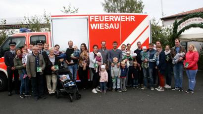 Bild: wro
Zusammen mit Bürgermeister Toni Dutz (vorne links) überreichen Feuerwehr-Vorsitzender Manfred Beer (rechts neben Dutz) und Kommandant Thorsten Meiler (links) die lebensrettenden Willkommensgeschenke an die jungen Eltern.
