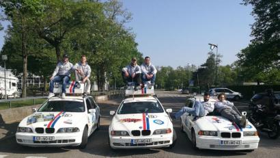 Bild: sne
Die "Wandering Otters" mit ihren beiden 5er- und ihrem 3er-BMW am Start in Bischwiller. Die Wagen mussten laut Regeln mindestens 20 Jahre alt sein und durften nicht mehr als 1111 Euro kosten. Nach den 7000 Kilometern bis Amman in Jordanien wurden diese zurückgelassen, ausgeschlachtet und der Erlös der Organisation "Gift of Life Amman" gespendet.