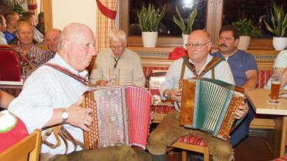 Bild: mmj
Mit Theo Weigl und Karl-Heinz Deisinger waren wieder alte Bekannte beim Musikantenstammtisch in Lindau dabei.