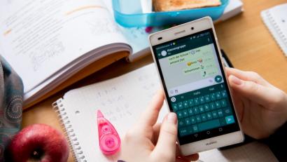 Bild: Sven Hoppe/dpa
Immer mehr Deutsche legen das Smartphone bewusst zur Seite. In Schulen dagegen wird über eine Verbot diskutiert.