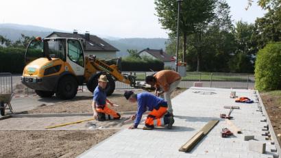 Bild: lg
Die Bushaltestelle vor dem Schulgebäude erfuhr in den letzten Tagen der Sommerferien eine neue, breitere Pflasterung.