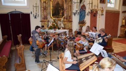 Bild: swo
Die Stubenmusik und die Gitarrengruppe unter der Leitung von Rita Butz gestalteten bereits am Nachmittag die erste Schülermesse am Ende der großen Ferien.