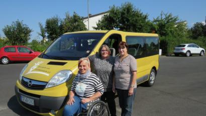 Bild: ubb
Martina Sötje, Silvia Rafaniello und Annemarie Schöner (von links) von der „SHG Behinderte und Nichtbehinderte im Landkreis Tirschenreuth“ sind auf der Suche nach ehrenamtlichen Fahrern.
