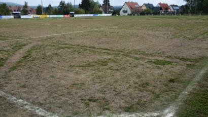 Bild: jr
Ein trauriges Bild gibt der Fußballplatz des SV Pechbrunn ab. Um Wasser zu sparen, konnte der Sportplatz in den Sommermonaten nicht bewässert werden.