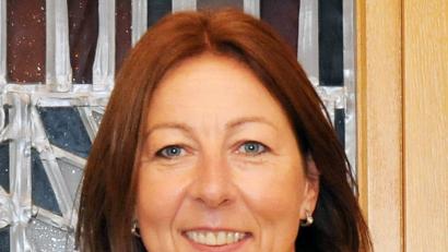 Bild: Stefan Huber
Elisabeth Junkawitsch ist neue stellvertretende fachliche Leiterin im Schulamt. Sie ist zuständig vor allem für die Mittelschulen, die Fortbildung Sport und berufsorientierende Maßnahmen.



Was keiner auf der Karte
hatte, war die in dieser
Größenordnung unerwartete
Flüchtlingswelle.
Weiden. (ca) Die könnte jetzt zum
Rettungsanker für so manche Schule
werden. Das Thema stand am Mittwoch
beim Antrittsbesuch der neuen
Schulrätin Elisabeth Junkawitsch im
Weidener Rathaus auf der Agenda.
Sie wurde begleitet von ihrer Chefin,
der neuen Schulamtsdirektorin
Christine Söllner, sowie Kollege
Schulrat Johann Hilburger, neuer
stellvertretender fachlicher Leiter.