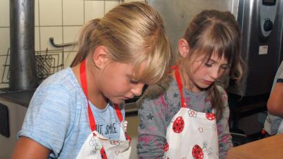 Bild: sön
Fleißig wurden Lauchstangen geschnipselt.