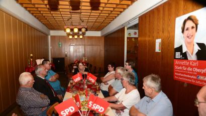 Bild: bey
MdL Annette Karl (Mitte) erörtert mit den Genossen und Genossinnen aus Luhe und Oberwildenau aktuelle Themen wie Barrierefreiheit und Bereitstellung von bezahlbarem Wohnraum.