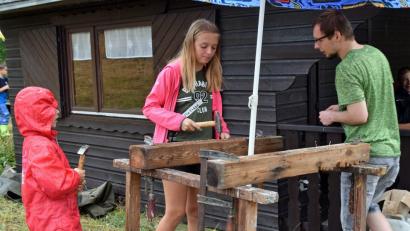 Bild: sön
Spitze waren die Mädels beim Nageln: Mit einem Schlag den Nagel im Holz versenkt – da konnten die Buben nur staunen.