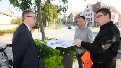 Bild: ge
Bauoberrat Stefan Noll und Bauleiter Stephan Weiß (von rechts) erläuterten Bürgermeister Michael Göth die Pläne für die Arbeiten an der B 14.