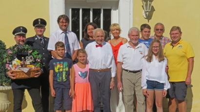 Bild: ow
Zum 80. Geburtstag gratulierte dem Ehrenmitglied der Filchendorfer Feuerwehr Josef Plößner (vordere Reihe Mitte) eine Abordnung der Feuerwehr mit Kommandant Ulli Preißinger (links) und) Vorstand Wolfgang Ciesielski (Zweiter von links). Zu den Gratulanten gehörten auch Bürgermeister Wolfgang Haberberger (Dritter von links) und der Vorsitzende der Brunnenfreunde Gerhard Dollhopf (hintere Reihe, Zweiter von rechts).