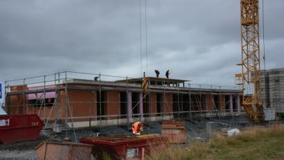 Bild: jr
Ein stattliches Bauwerk ist an der Leonberger Straße 28 entstanden. Die Bauarbeiten am Erweiterungsbau der Förderstätte sind in vollem Gange. Am kommenden Mittwoch kann Richtfest gefeiert werden. Die Katholische Jugendfürsorge der Diözese Regensburg investiert am Standort Mitterteich 2,17 Millionen Euro.