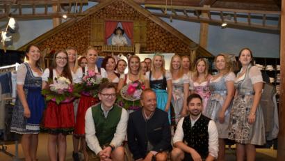 Bild: wpt
Die Teilnehmerinnen der Miss-Tracht-Wahl 2018 mit Veranstaltern und Moderator.