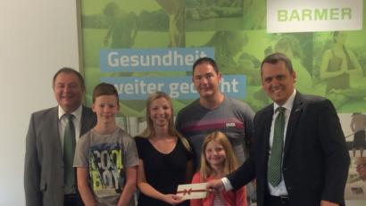 Bild: exb
Hans Kost, Regionalgeschäftsführer der Barmer Weiden, und Vertriebsbeauftragter Josef Preßl überreichen an
Familie Saller aus Waldsassen den Hauptgewinn.