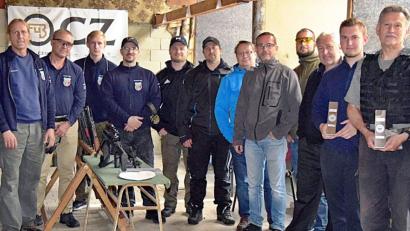 Bild: R. Kreuzer
Die Gewinner des "98er Gedächtnisschießens" der SLG Ostmark sind Bernhard Lippe (links) und Stefan Fuchs (Zweiter von links), und Heiner Zimmermann (Zweiter von rechts), der den ersten Platz belegte.