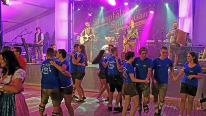 Bild: twi
Die "Stoapfälzer Spitzbuam" sorgen für ausgelassene Partystimmung und animieren zum Tanzen.