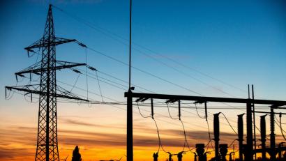 Bild: Hauke-Christian Dittrich/dpa
Hochspannungsleitung und Umspannwerk.