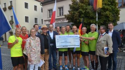 Bild: Kunz
Empfangen wird die polnische Läufergruppe von Vertretern des Weidener Lions-Clubs und der Stadt vor dem Alten Rathaus.