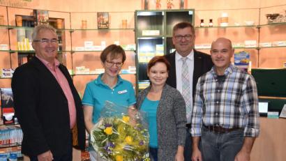 Bild: bö
20 Jahre gibt es die Apotheke Alte Post in Schmidmühlen. Dazu gratulierten Bürgermeister Peter Braun (Zweiter von rechts) und sein Stellvertreter Martin Bauer (links) Inhaberin Eva Feuerer, ihrem Ehemann Ludwig und Mitarbeiterin Irina Bitner.
